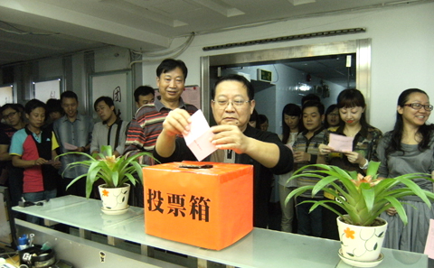 設(shè)東信投票點 投莊嚴神圣票——江岸區(qū)第十四屆人大代表選舉大會投票...